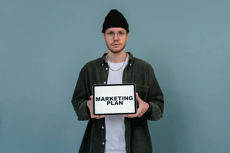 Image de texte minimaliste axée sur des concepts de branding et de marketing.