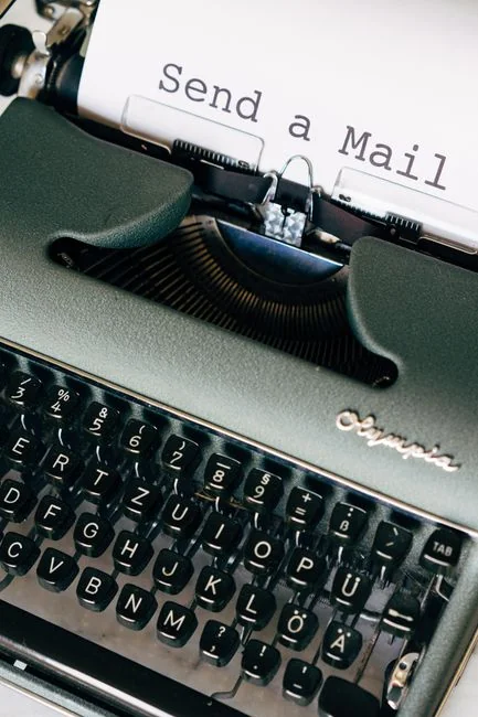 Gros plan d’un document de marketing sur les réseaux sociaux posé sur un bureau, avec un stylo et un carnet.